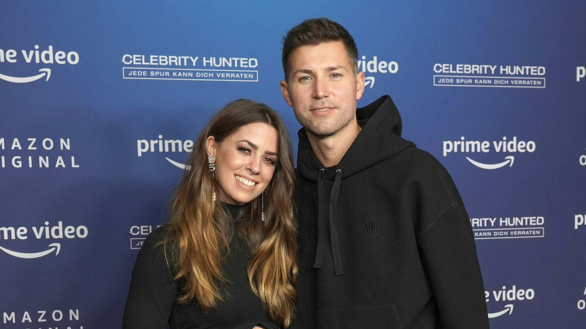 Sängerin Vanessa Mai mit Manager und Ehemann Andreas Ferber Arm in Arm auf einem Foto vom 25. November 2021.