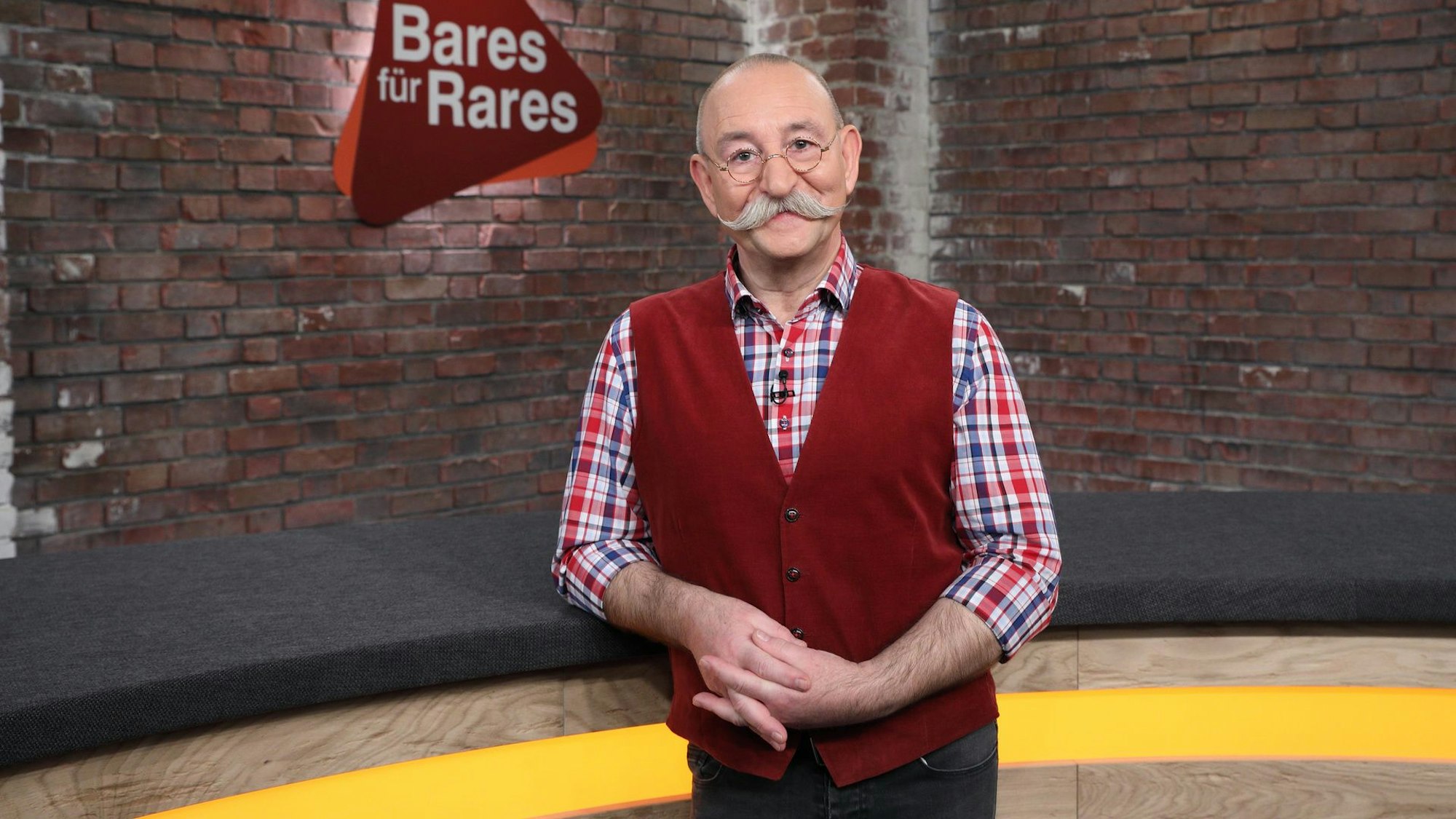 „Bares für Rares“ Moderator Horst Lichter bei einem offiziellen Fototermin in Hemd und Weste