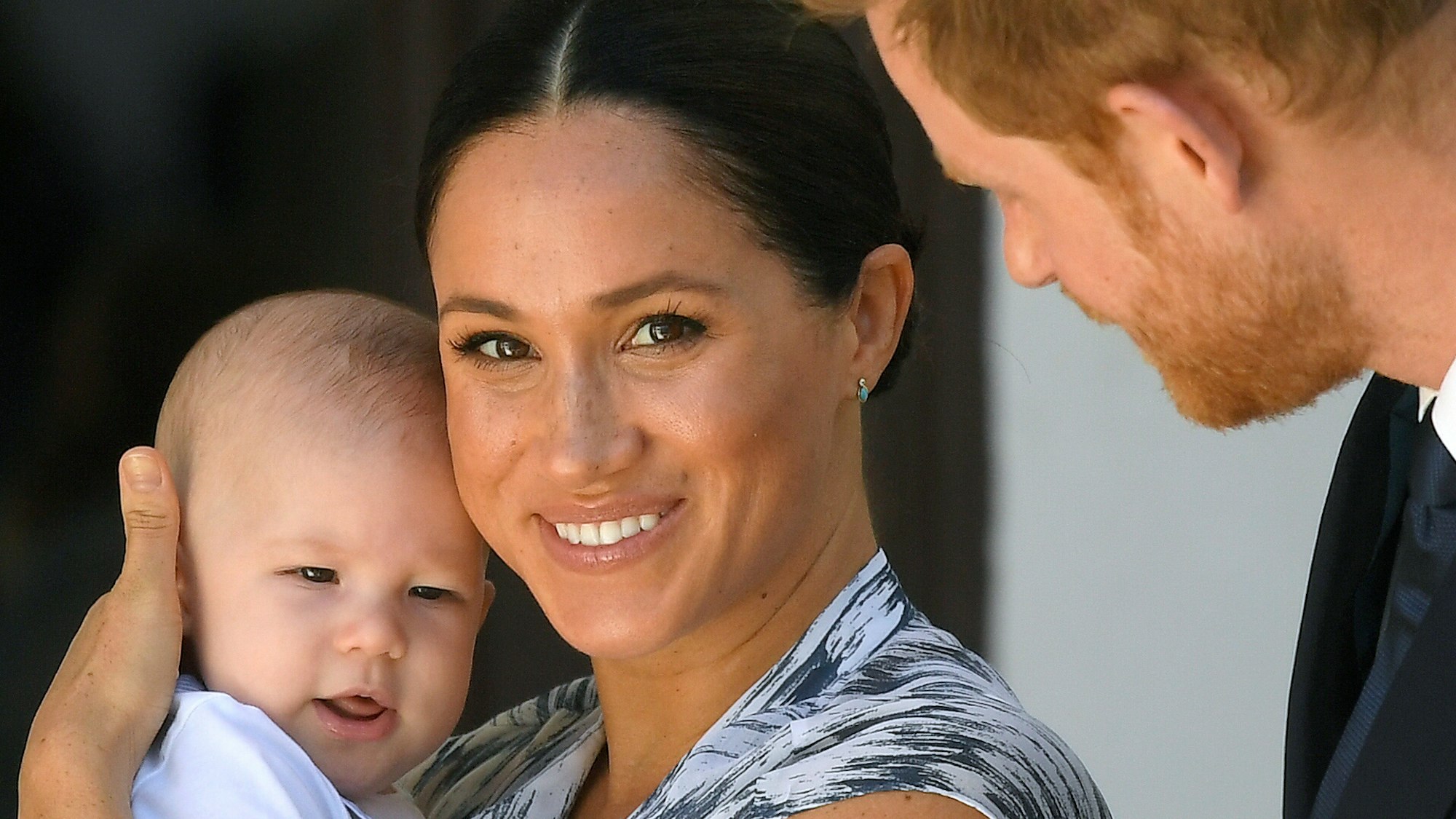 Prinz Harry (r), Herzog von Sussex, und seine Frau Meghan (m), Herzogin von Sussex, gemeinsam mit ihrem Sohn Archie (l).