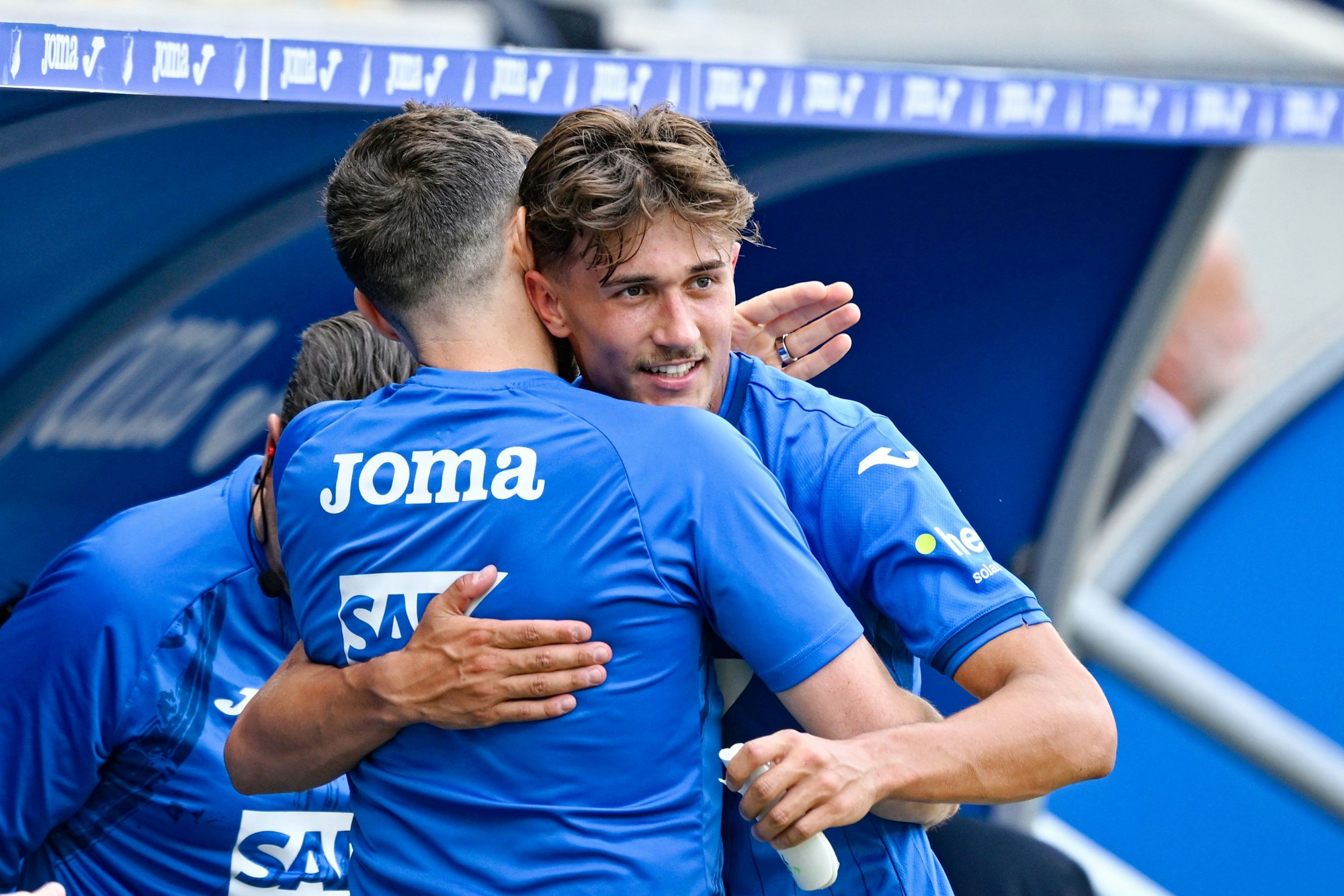 Hoffenheims Tom Bischof (r) umarmt bei seiner Auswechslung Mitspieler und Betreuer.