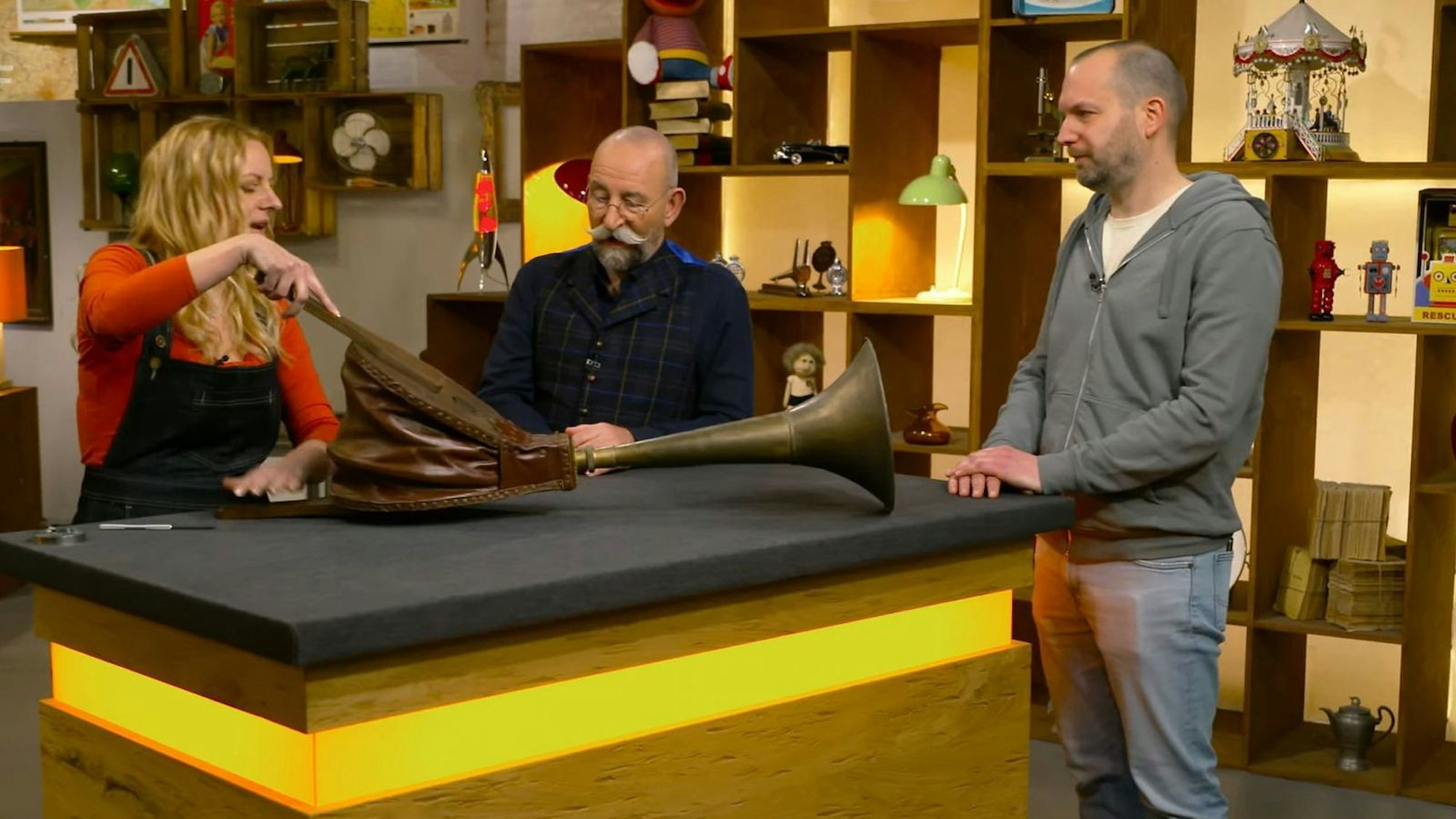Da es bei seinen Eltern nur als Deko rumstand, wollte Verkäufer Dennis bei „Bares für Rares“ sein Messing-Horn in Geld verwandeln. (Bild: ZDF)