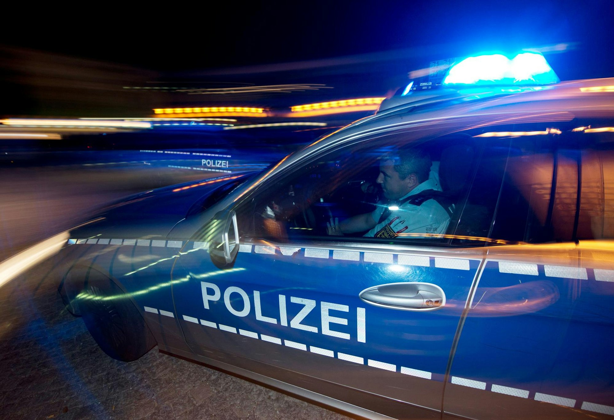 Die Polizei Essen sucht den Täter, der eine Frau niedergestochen hat.